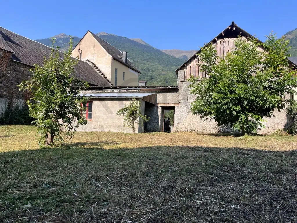 Houses for sale in Calle Carrera,Dera, 38, Les