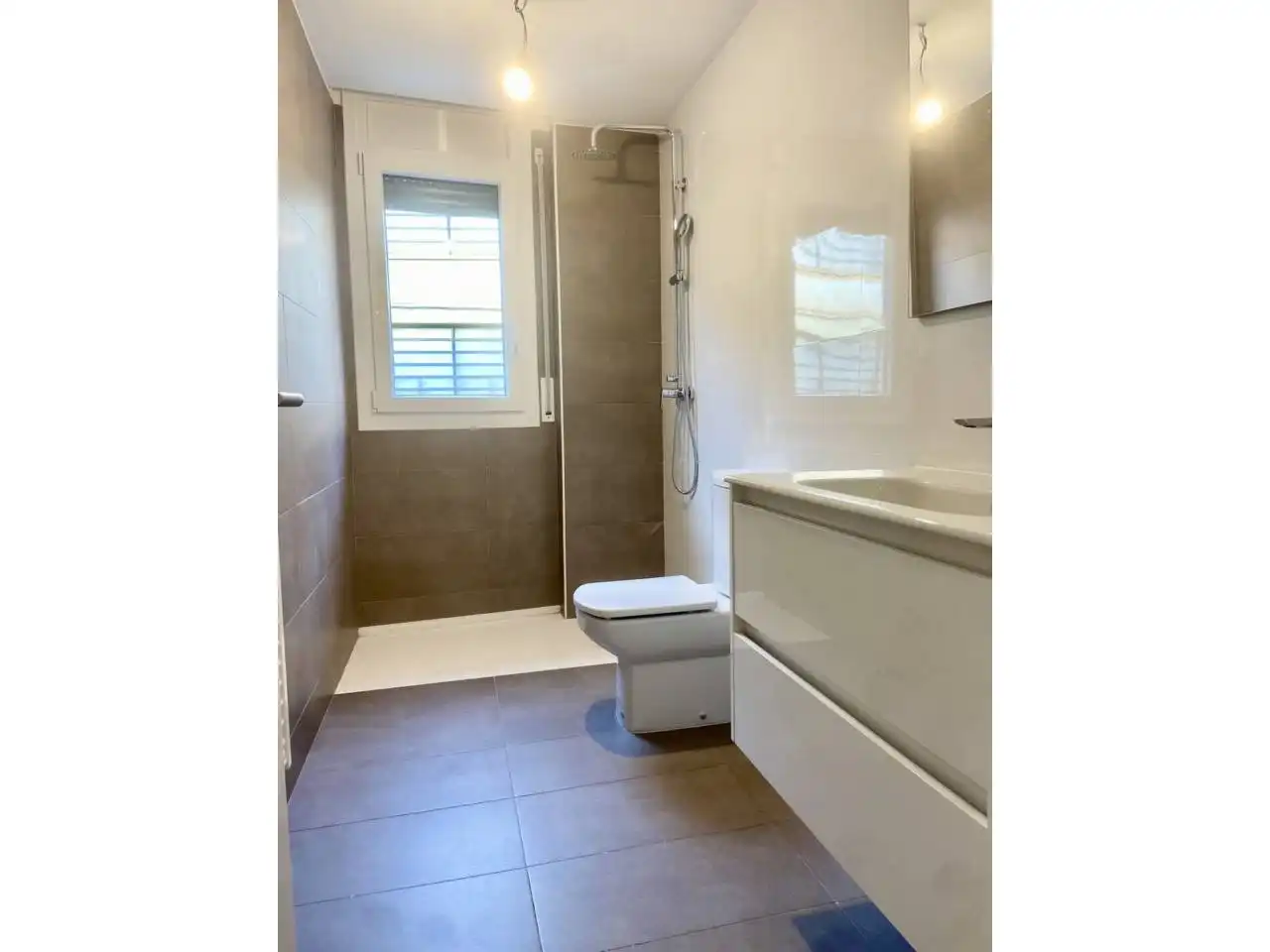 Baño de Dúplex en venta en Olot con Calefacción, Terraza y Trastero