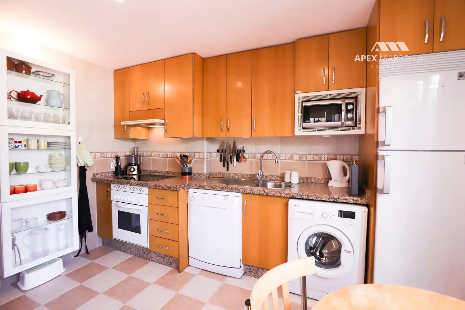 Küche von Einfamilien-Reihenhaus zum Verkauf in Marbella mit Klimaanlage, Privatgarten und Terrasse