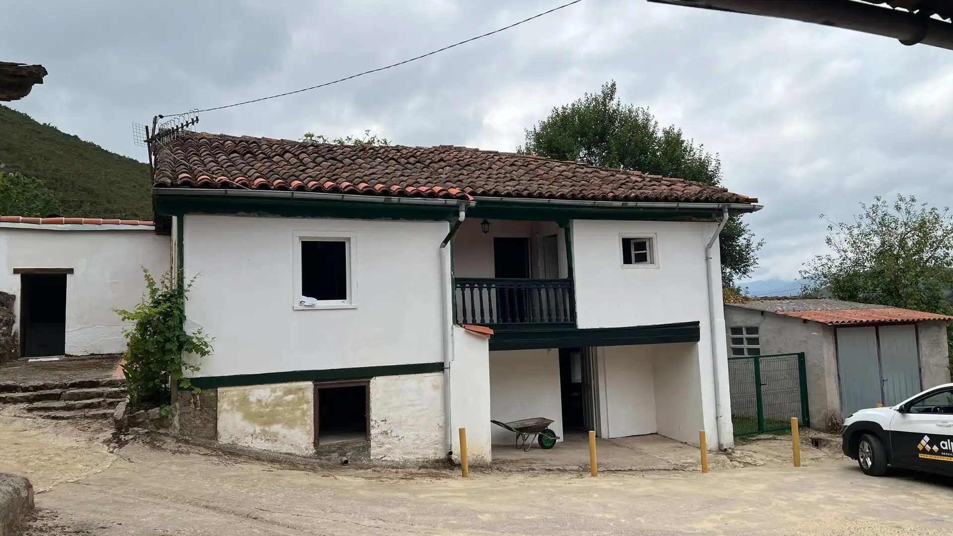 Vista exterior de Casa o xalet en venda en Cangas de Onís amb Jardí privat i Traster