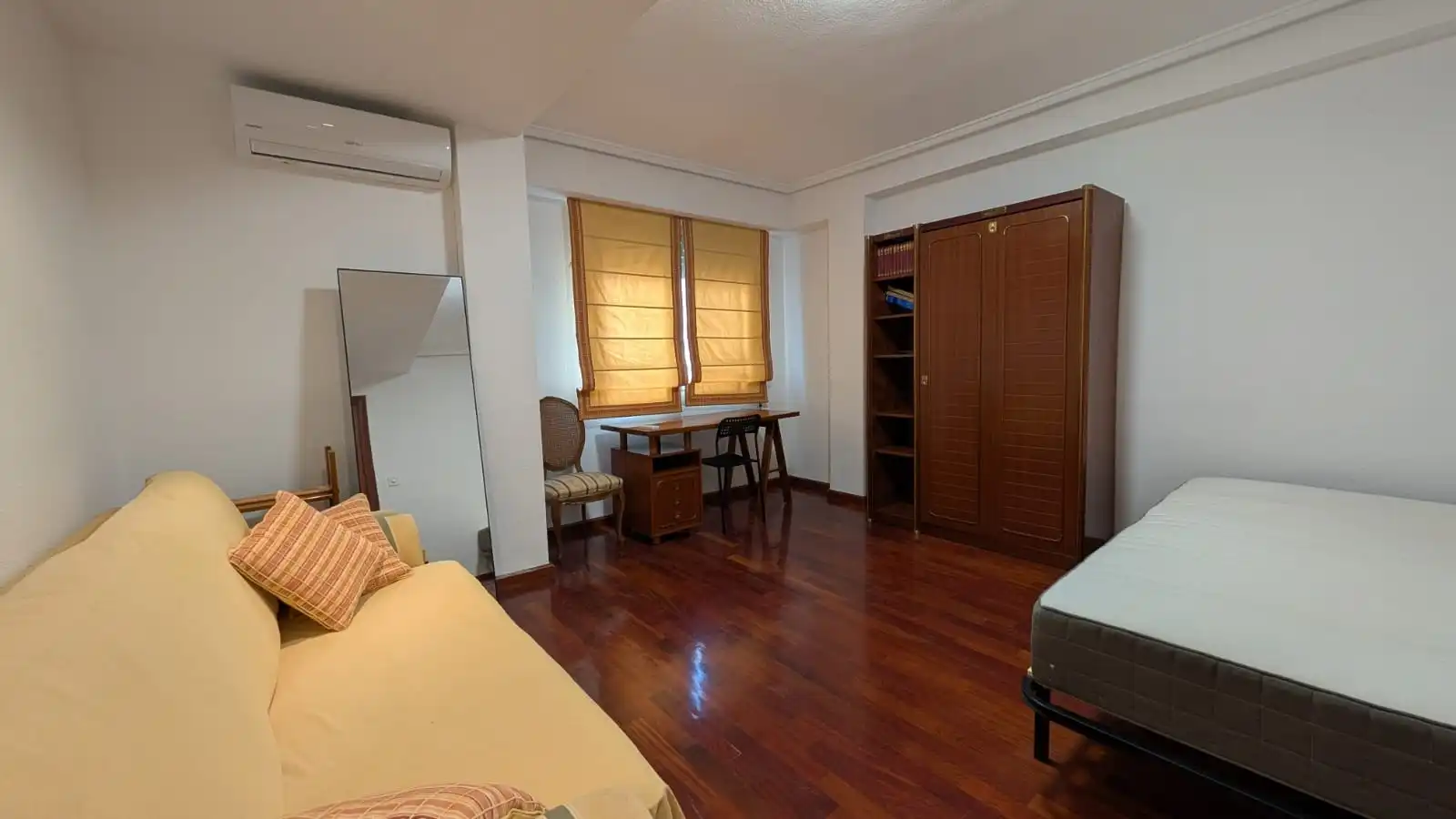 Bedroom of Flat for rent in Valencia  with Air Conditioner, Heating and Parquet flooring