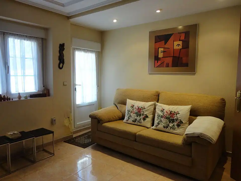 Sala d'estar de Casa adosada en venda en Espejón amb Jardí privat, Traster i Moblat
