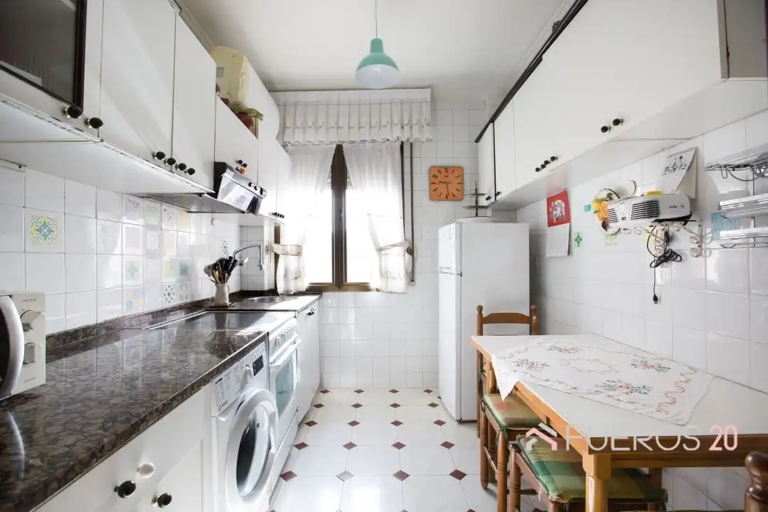 Küche von Wohnung zum Verkauf in Barakaldo  mit Terrasse, Abstellraum und Möbliert