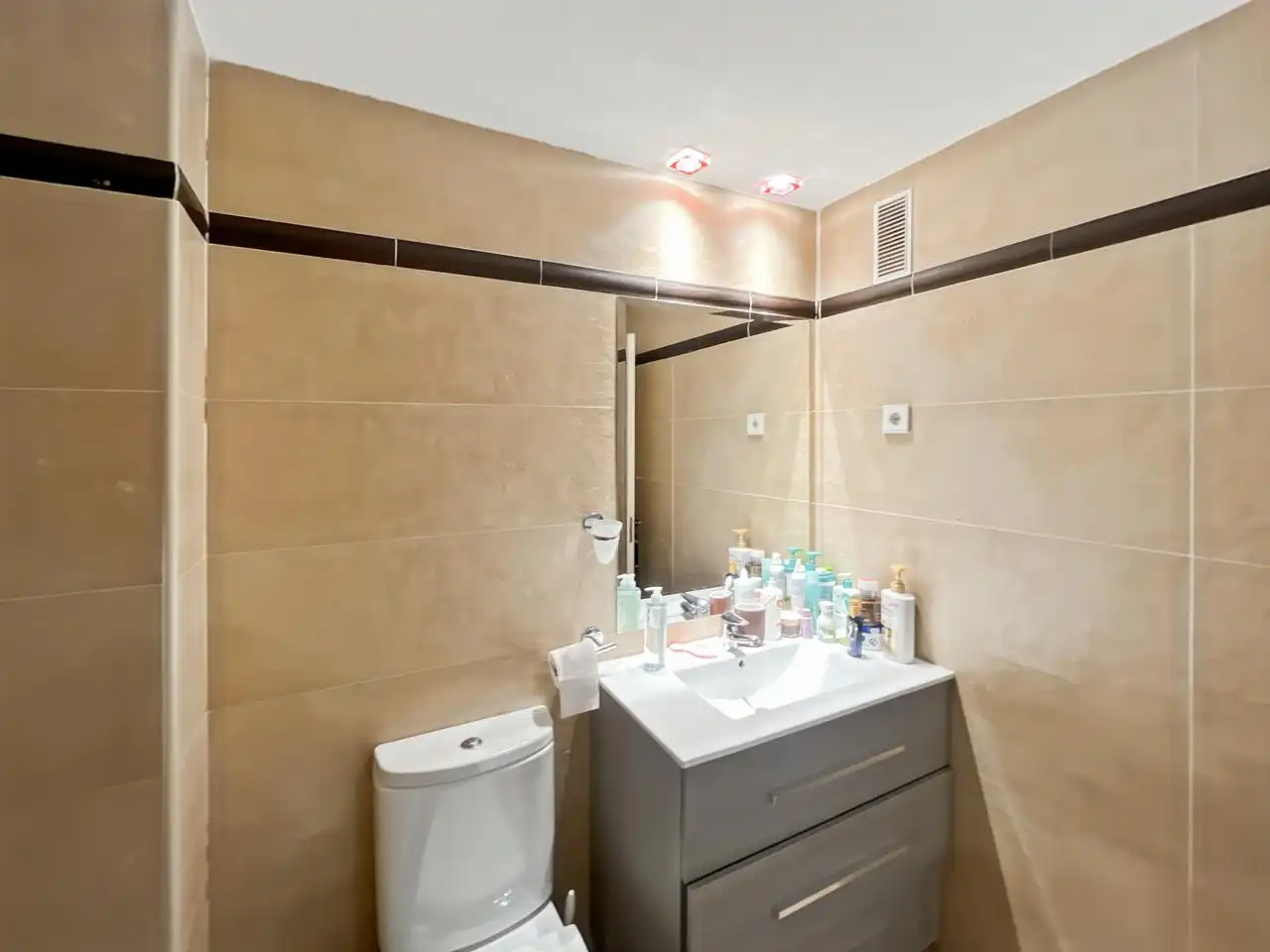 Bathroom of Flat for sale in Madrid  with Air Conditioner, Heating and Storage room