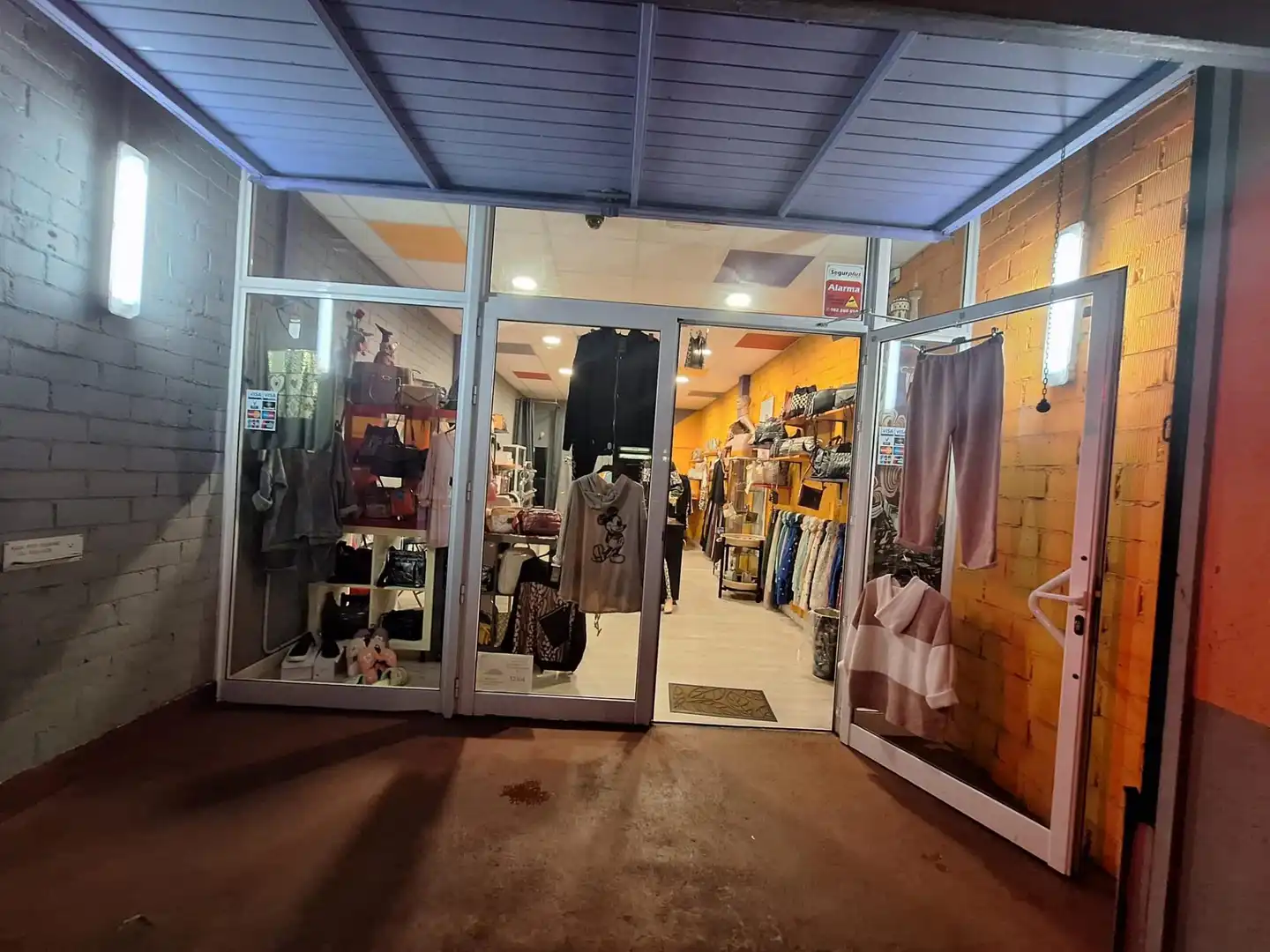 Locale commerciale in vendita a Poble Nou - Torre-romeu - Can Roqueta