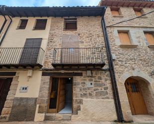 Vista exterior de Casa o xalet en venda en Monroyo amb Jardí privat, Parquet i Moblat