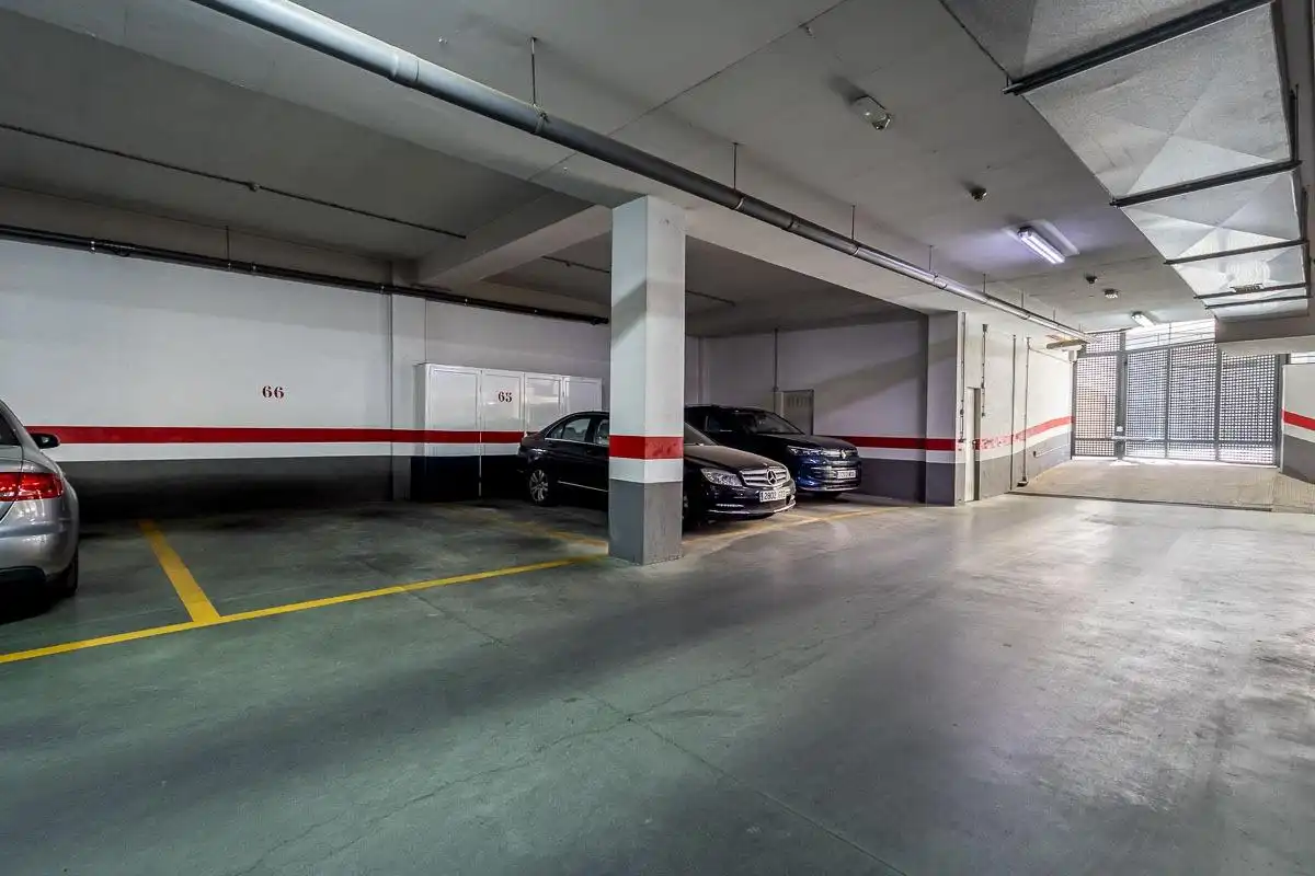 Parkplatz von Wohnung zur Miete in Granada mit Klimaanlage, Heizung und Privatgarten