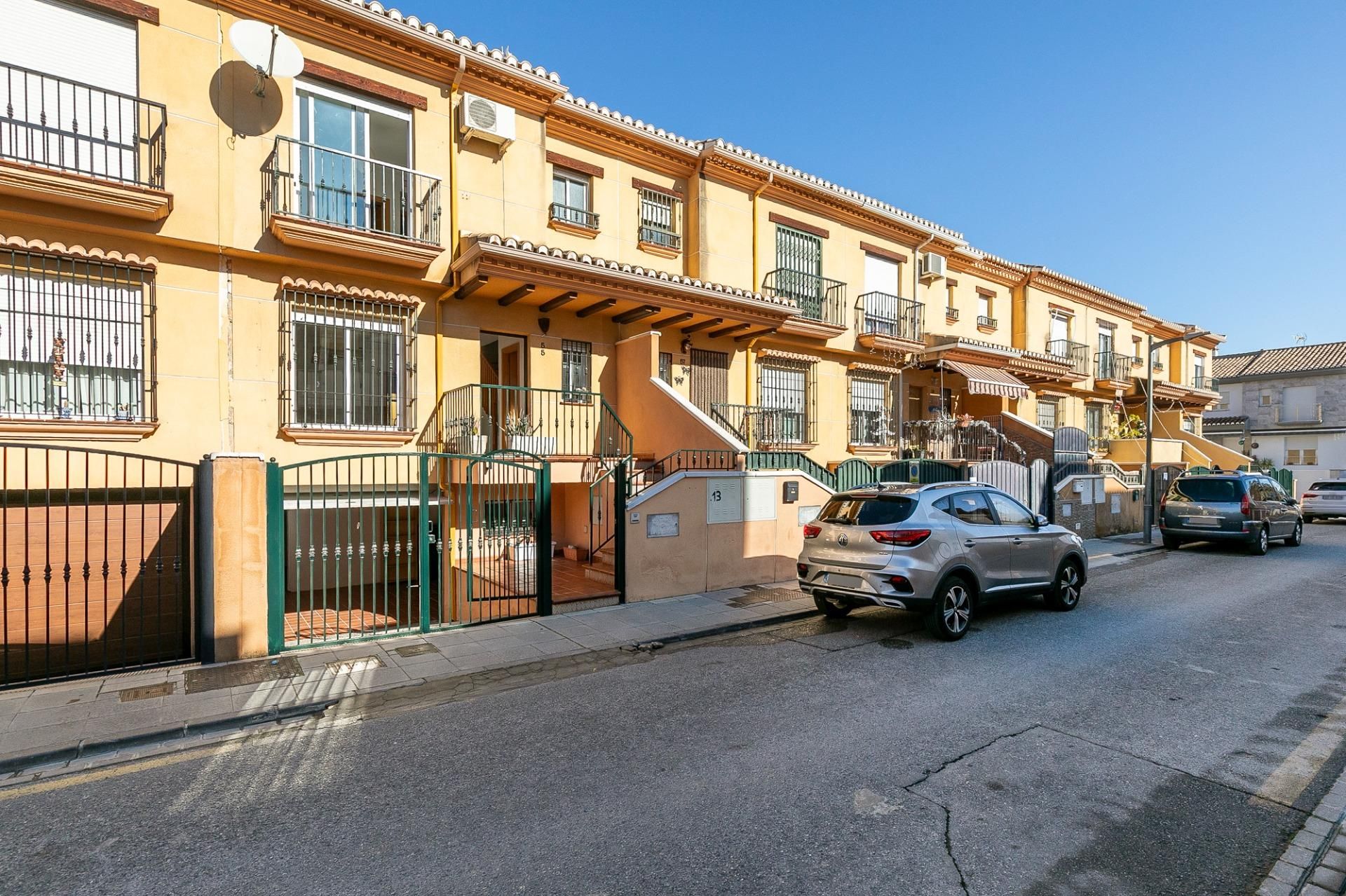 Vista exterior de Casa adosada en venda en Churriana de la Vega amb Aire condicionat, Calefacció i Balcó