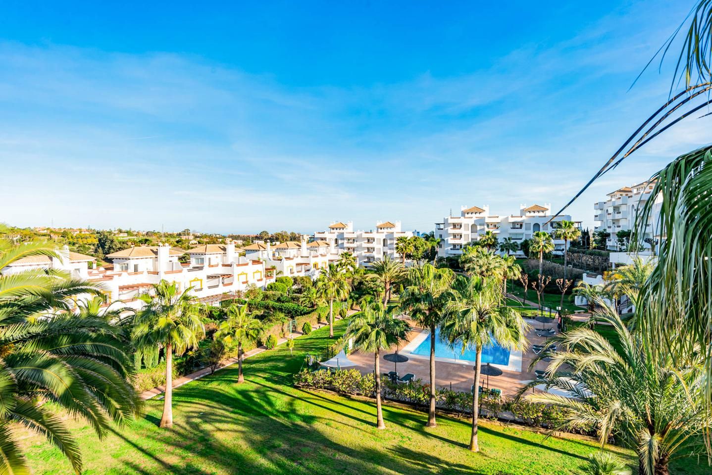 Vista exterior de Ático en venta en Estepona con Aire acondicionado, Calefacción y Jardín privado