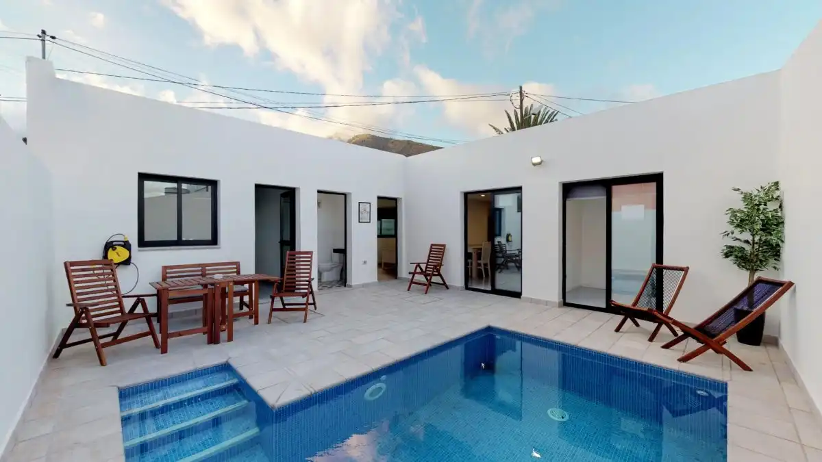 House with pool for sale in Calle Calle la rana 5