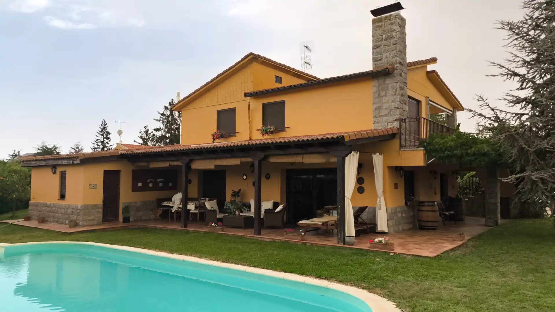 Vista exterior de Casa o chalet en venta en Valencia de Don Juan con Jardín privado, Piscina y Balcón