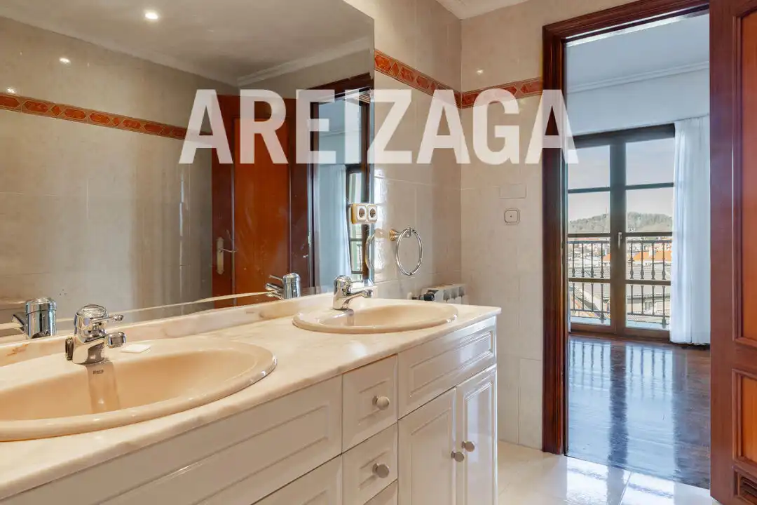 Bany de Casa o xalet en venda en Donostia - San Sebastián  amb Calefacció, Jardí privat i Terrassa