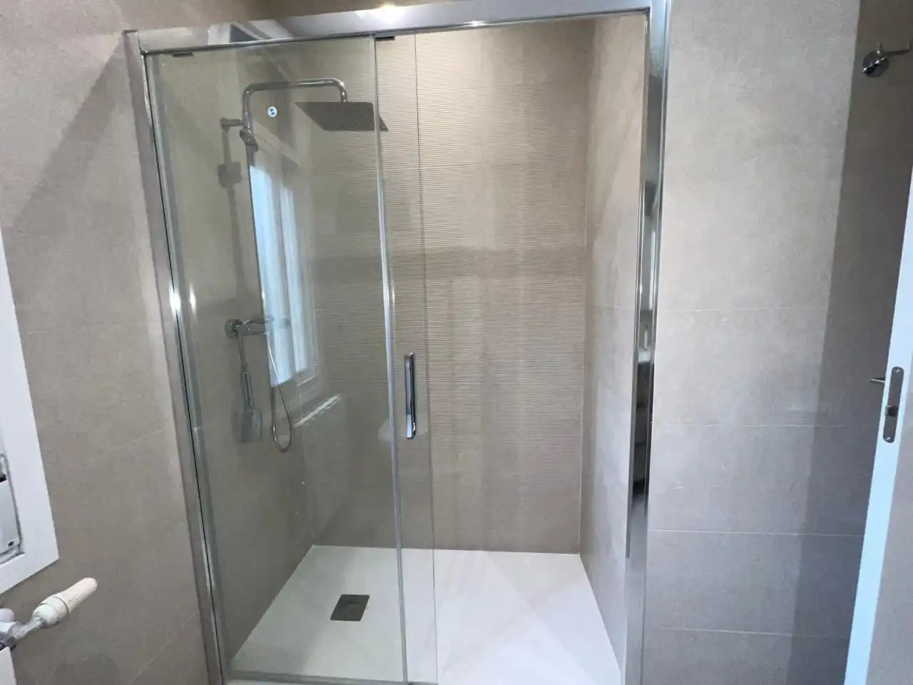 Bathroom of Flat for share in Ourense Capital   with Heating, Furnished and Balcony