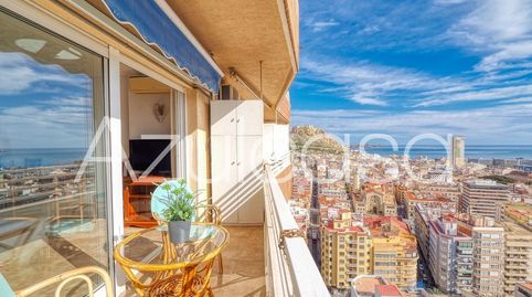 Exclusivo estudio en venta con terraza con vistas despejadas al mar y al Castillo Santa Bárbara