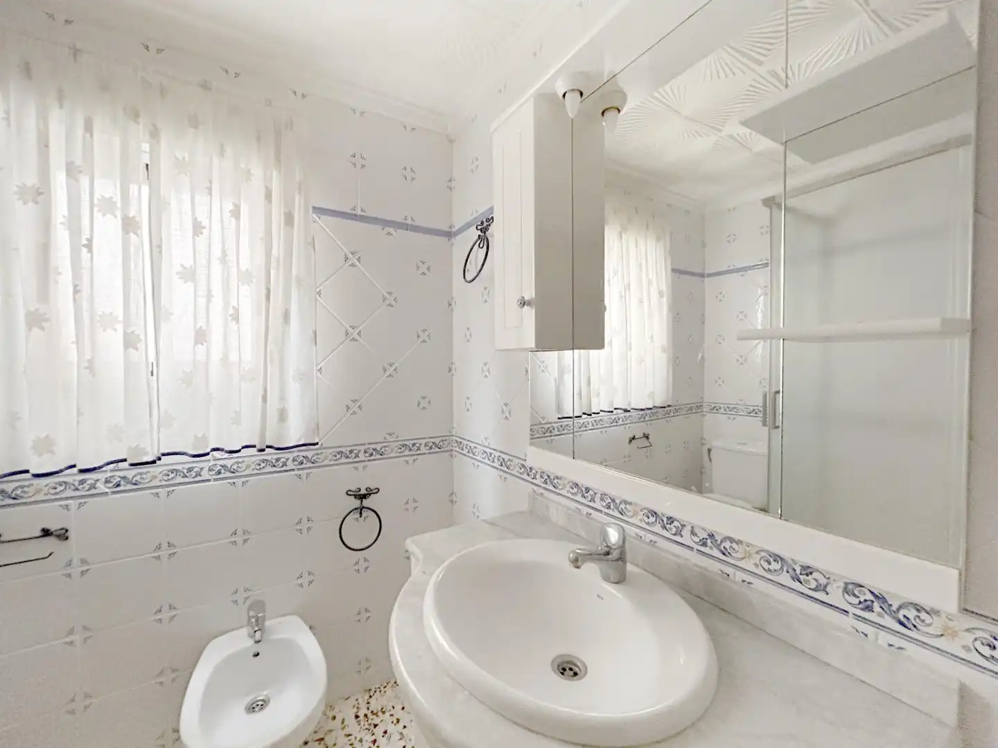 Baño de Piso de alquiler en Novelda con Aire acondicionado, Terraza y Alarma