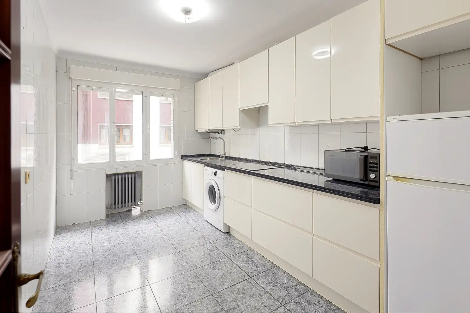 Cuina de Pis en venda en Gijón  amb Calefacció