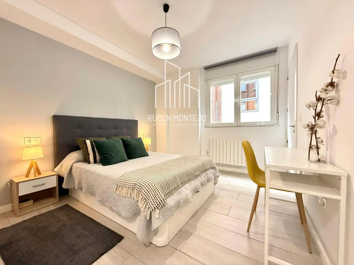 Dormitori de Apartament de lloguer en Salamanca amb Aire condicionat, Calefacció i Moblat