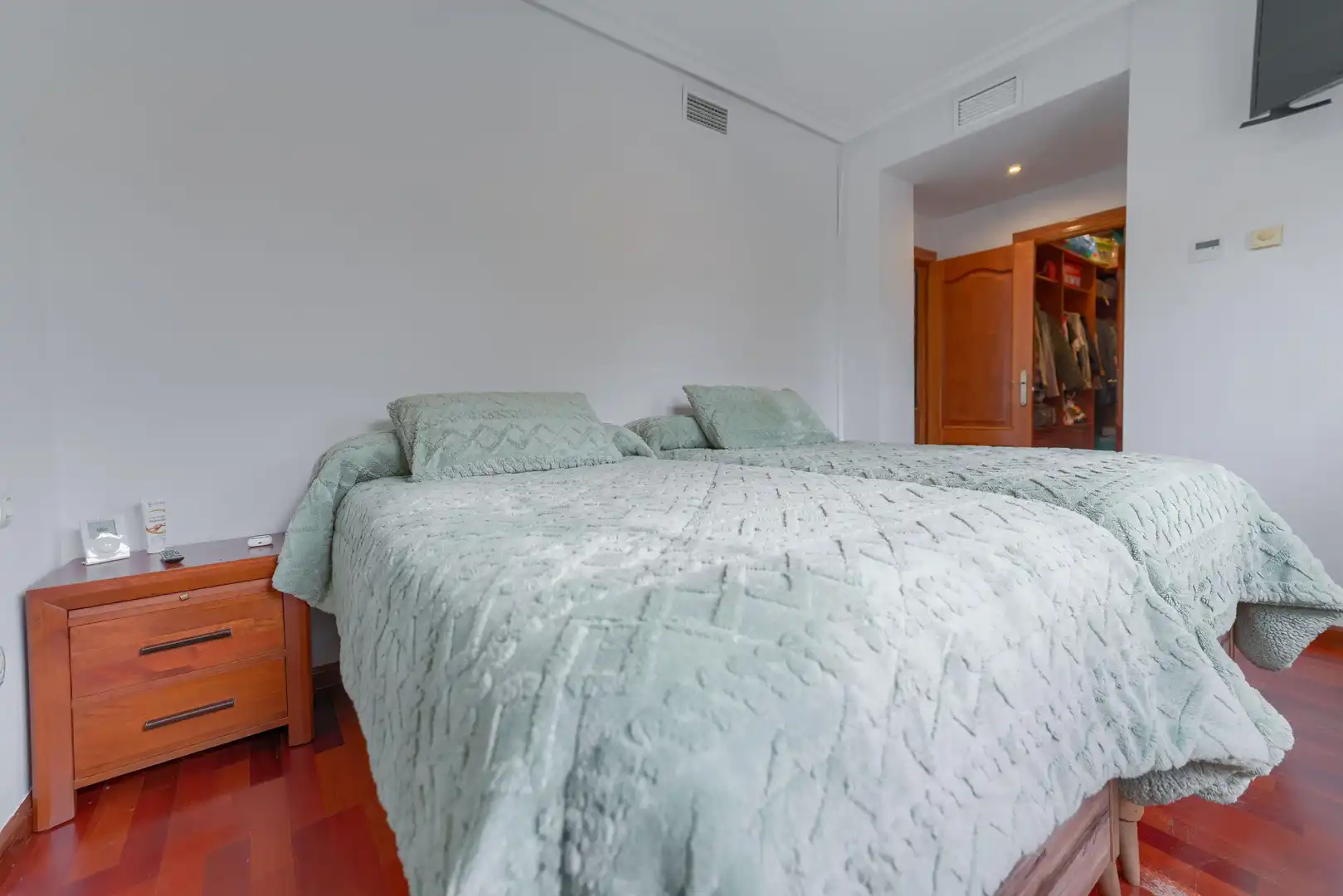 Dormitori de Casa adosada en venda en Espartinas amb Jardí privat, Terrassa i Piscina comunitària