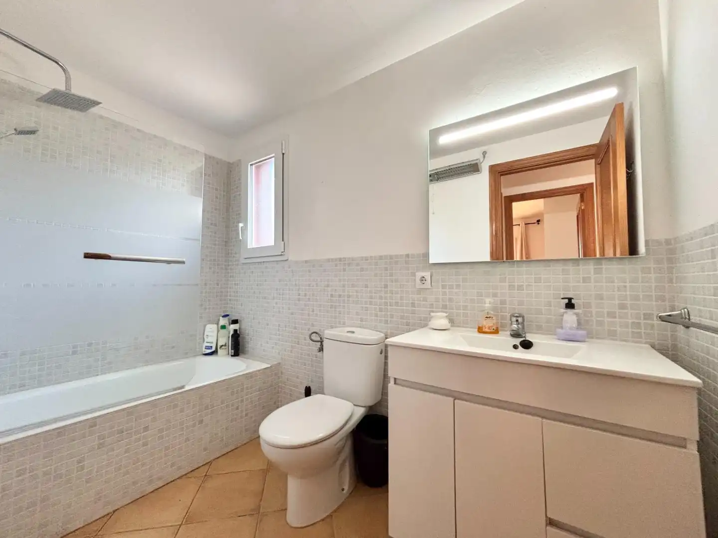 Badezimmer von Einfamilien-Reihenhaus zum Verkauf in Llucmajor mit Heizung, Privatgarten und Terrasse