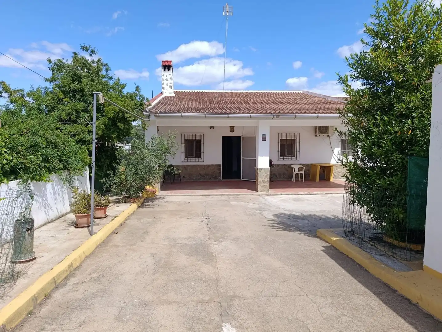 Außenansicht von Haus oder Chalet zum Verkauf in Castilblanco de los Arroyos mit Klimaanlage, Privatgarten und Terrasse