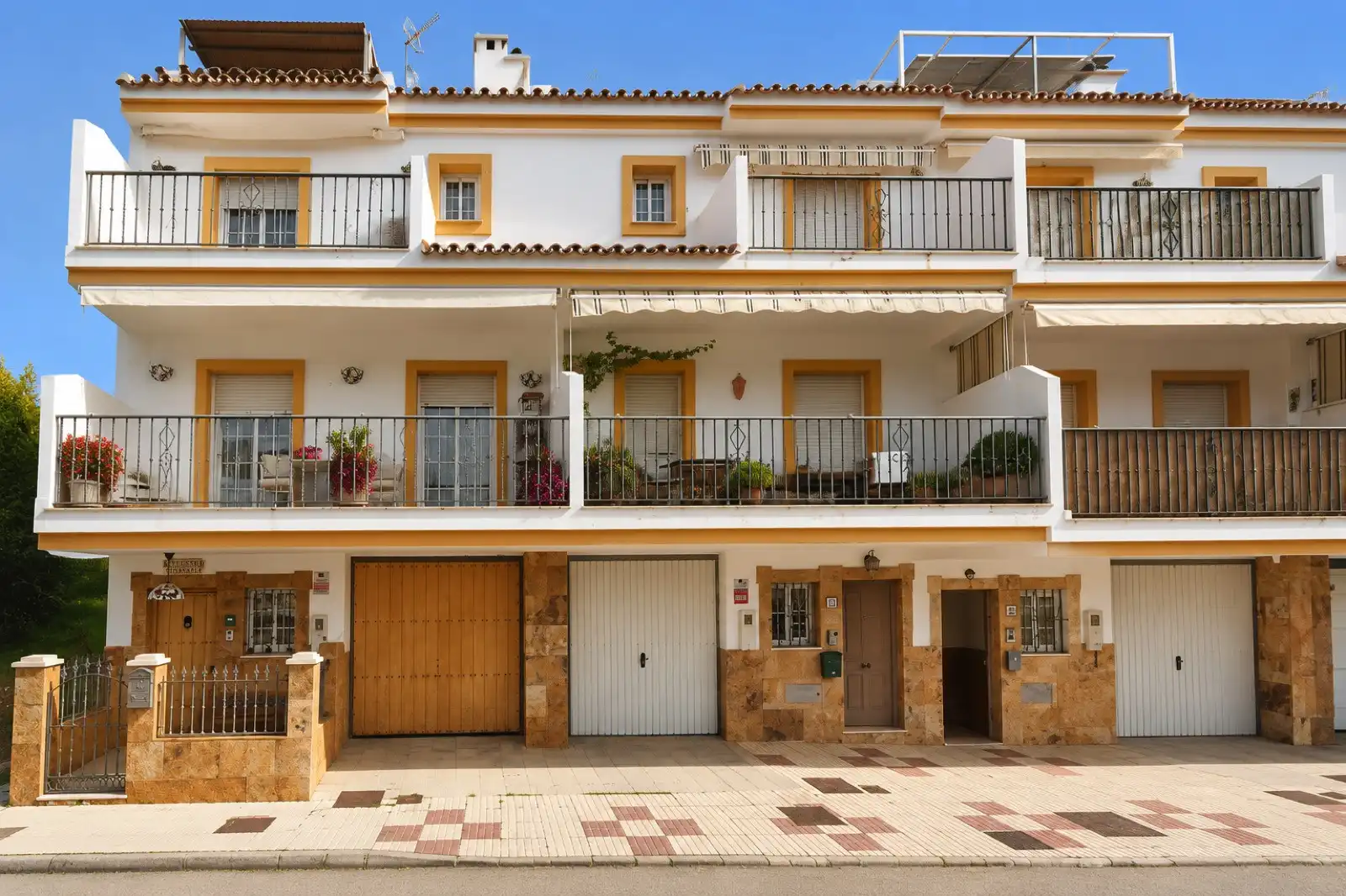 Außenansicht von Einfamilien-Reihenhaus zum Verkauf in Estepona mit Klimaanlage, Privatgarten und Terrasse