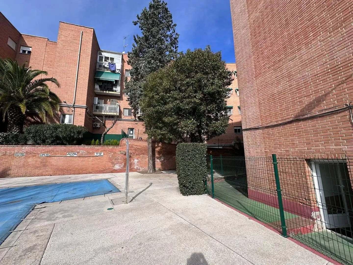 Vista exterior de Apartamento en venta en Madrid con Terraza y Piscina comunitaria