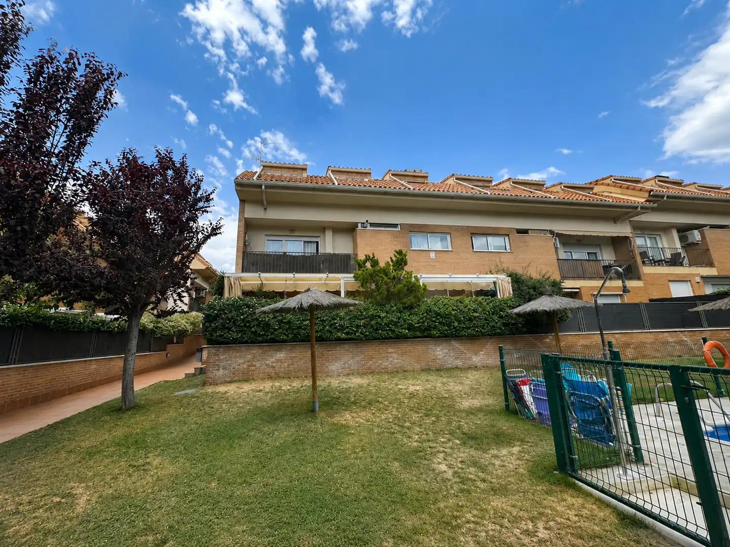 Vista exterior de Dúplex en venta en Torrelodones con Piscina comunitaria
