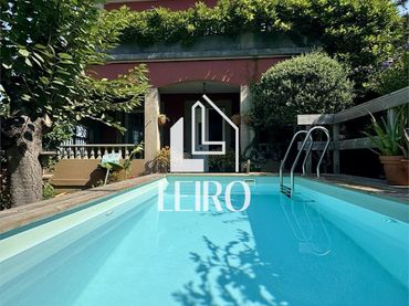 Casa aparellada amb piscina en venda a Vilagarcía