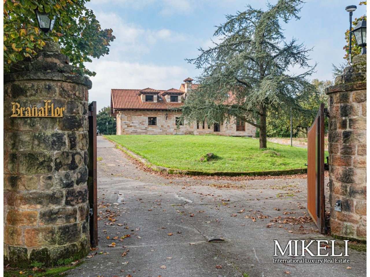 Exterior view of House or chalet for sale in Santillana del Mar  with Heating, Private garden and Parquet flooring