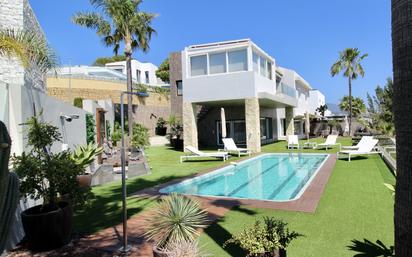 Vista exterior de Casa o xalet en venda en Benahavís amb Aire condicionat, Jardí privat i Terrassa