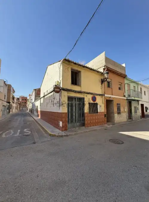Vista exterior de Casa adosada en venda en Rafelbuñol / Rafelbunyol amb Aire condicionat, Jardí privat i Terrassa