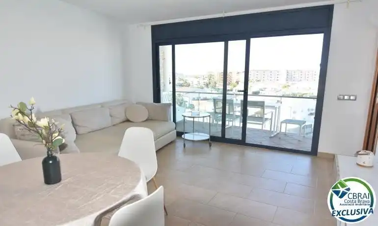 Sala d'estar de Apartament en venda en Roses amb Aire condicionat, Terrassa i Moblat