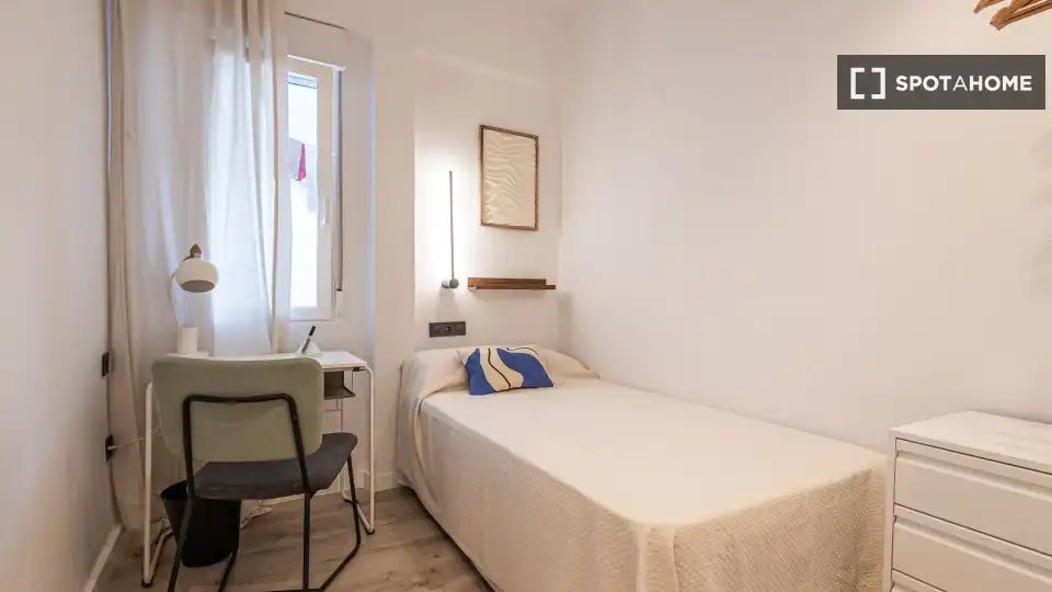 Habitación de Piso de alquiler en Valencia con Aire acondicionado, Calefacción y Amueblado