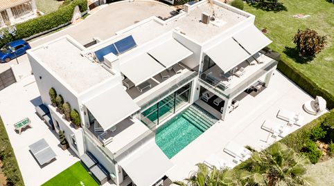 Espectacular villa con vistas al mar situada en Los Monteros, una de las zonas más exclusivas de Marbella.