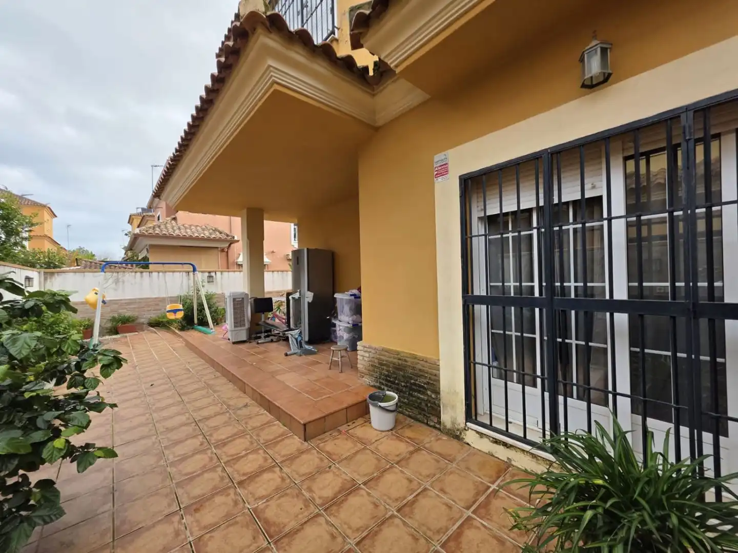 Vista exterior de Casa o xalet en venda en La Rinconada amb Aire condicionat, Calefacció i Jardí privat