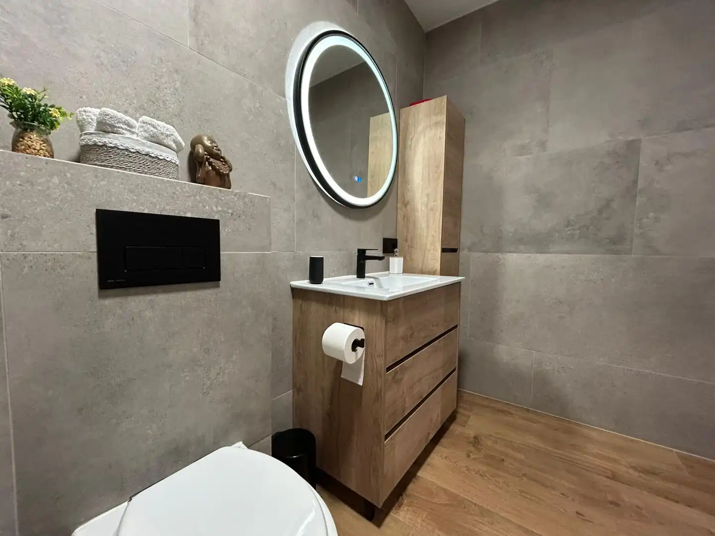 Baño de Apartamento en venta en Torrevieja con Aire acondicionado, Amueblado y Balcón