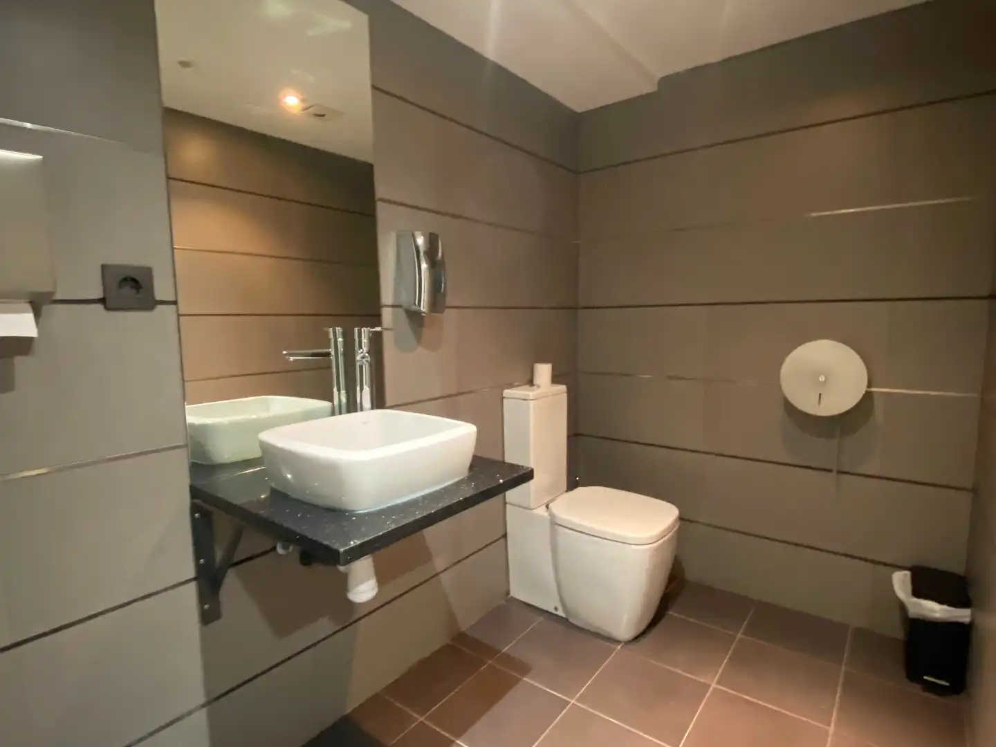 Badezimmer von Büro zur Miete in Burgos mit Klimaanlage
