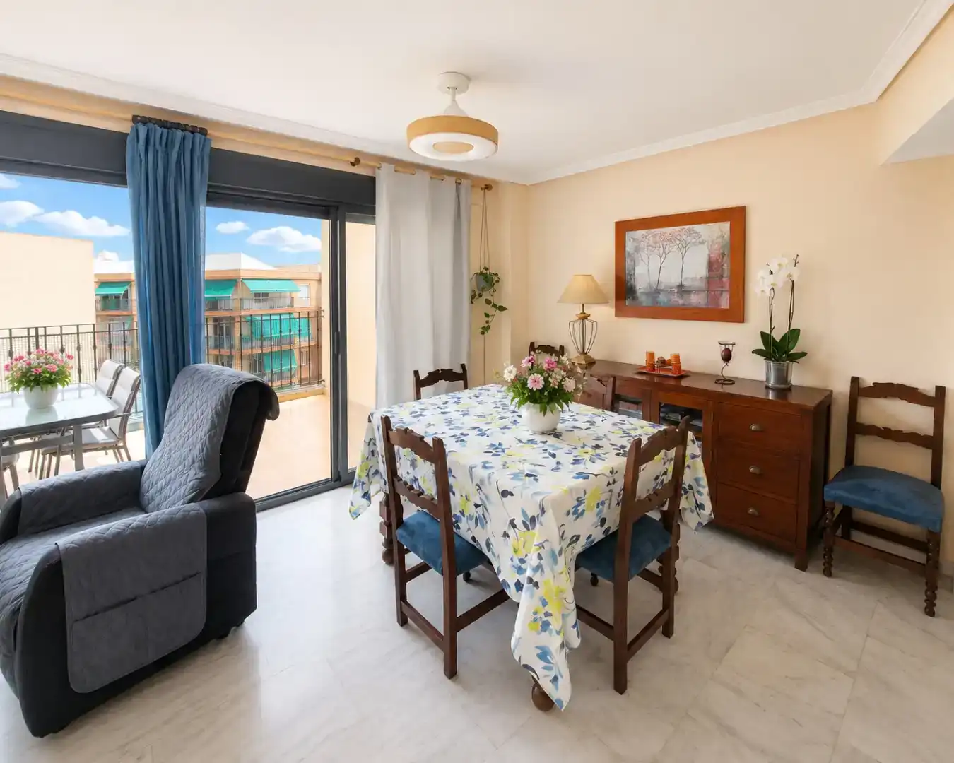 Esszimmer von Dachboden zur Miete in Torrevieja mit Klimaanlage