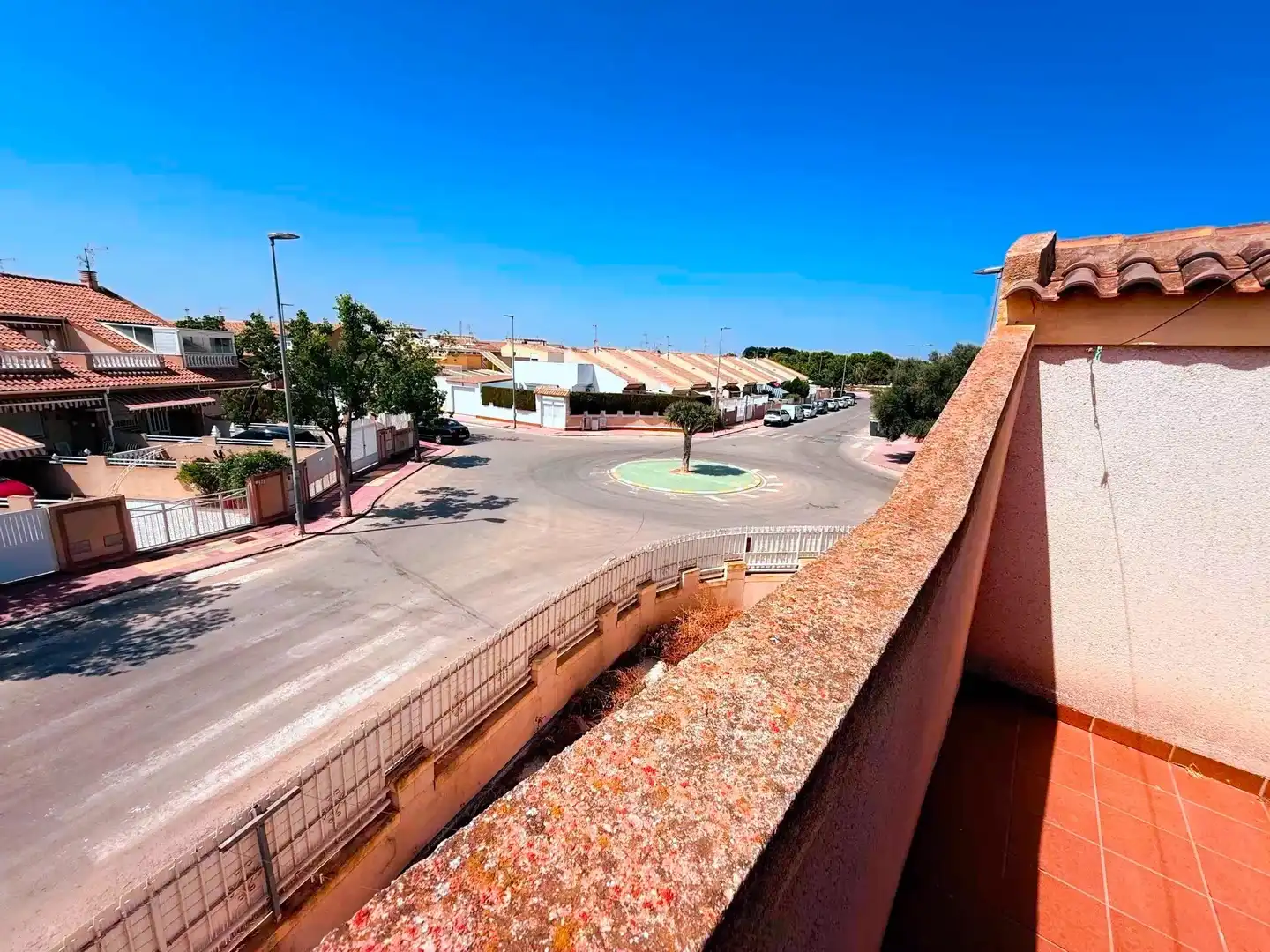 Vista exterior de Casa adosada en venda en Los Alcázares amb Jardí privat, Terrassa i Traster