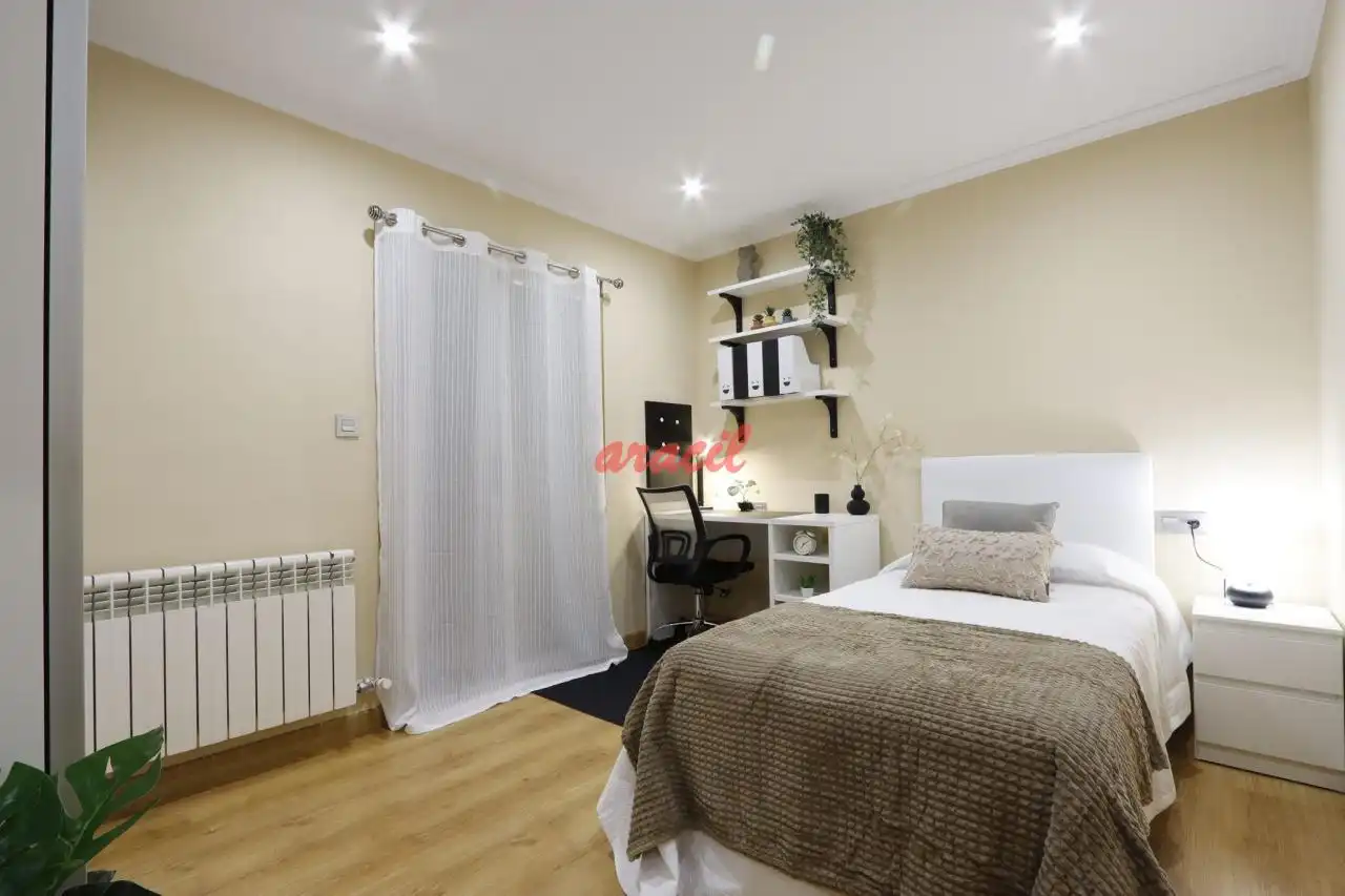 Habitación de Piso en venta en Ourense Capital  con Calefacción, Trastero y Amueblado