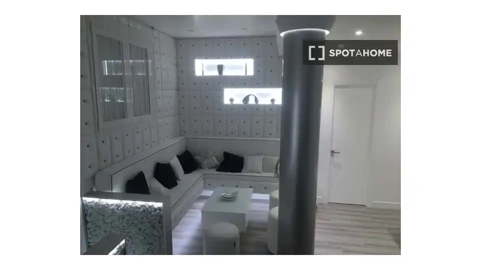 Flat for rent in Madrid  with Air Conditioner, Heating and Furnished