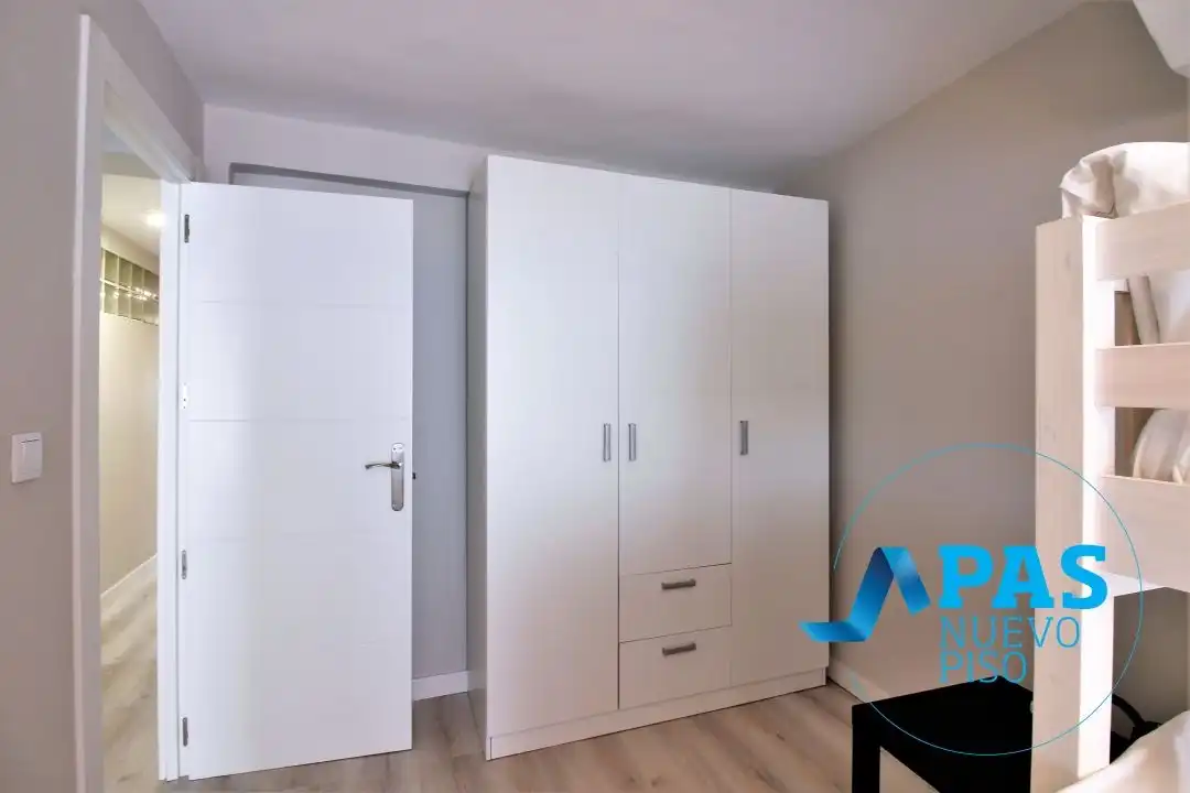 Schlafzimmer von Wohnung zur Miete in Santander mit Balkon