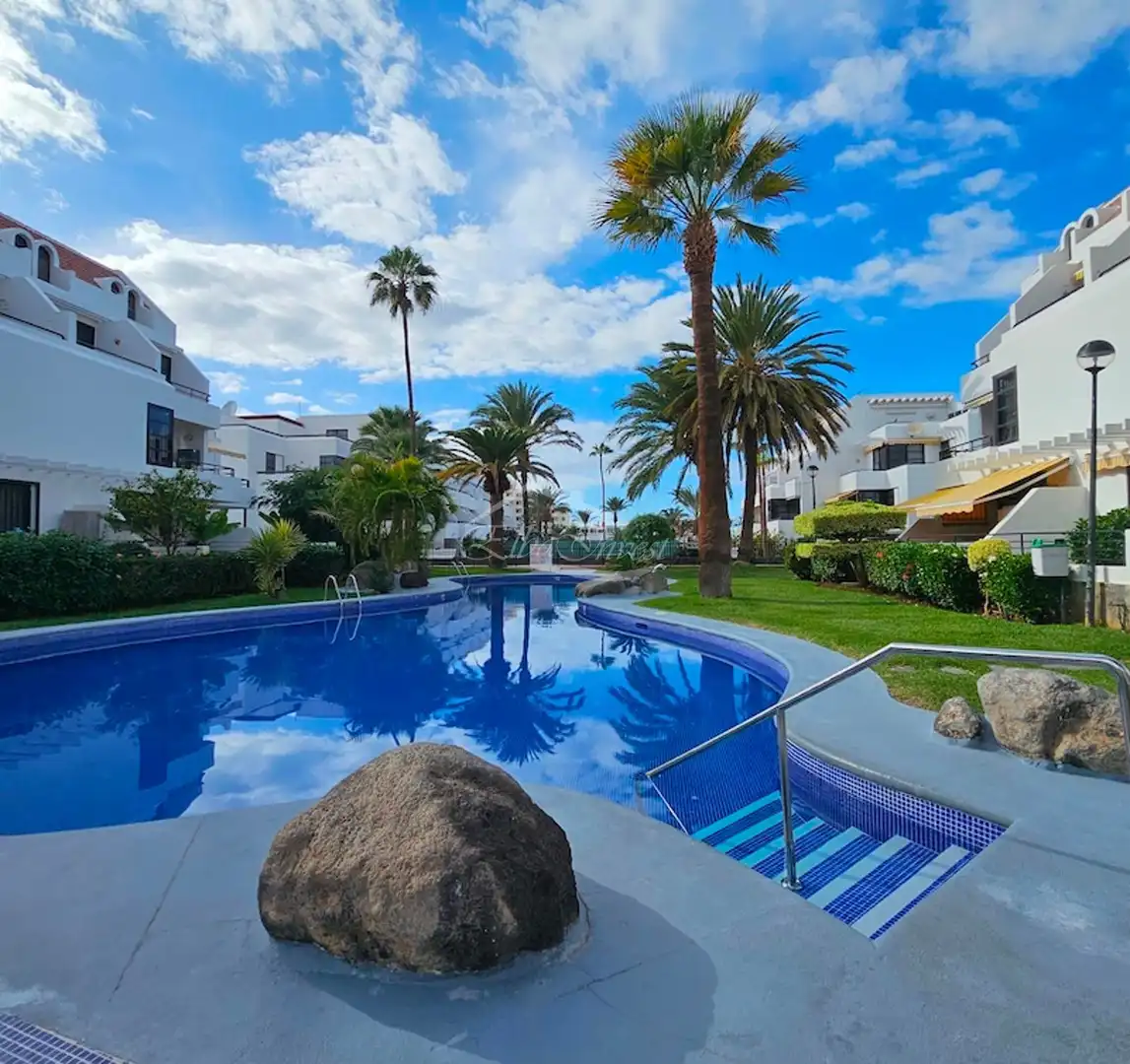 Vista exterior de Piso en venta en Arona con Aire acondicionado, Terraza y Piscina