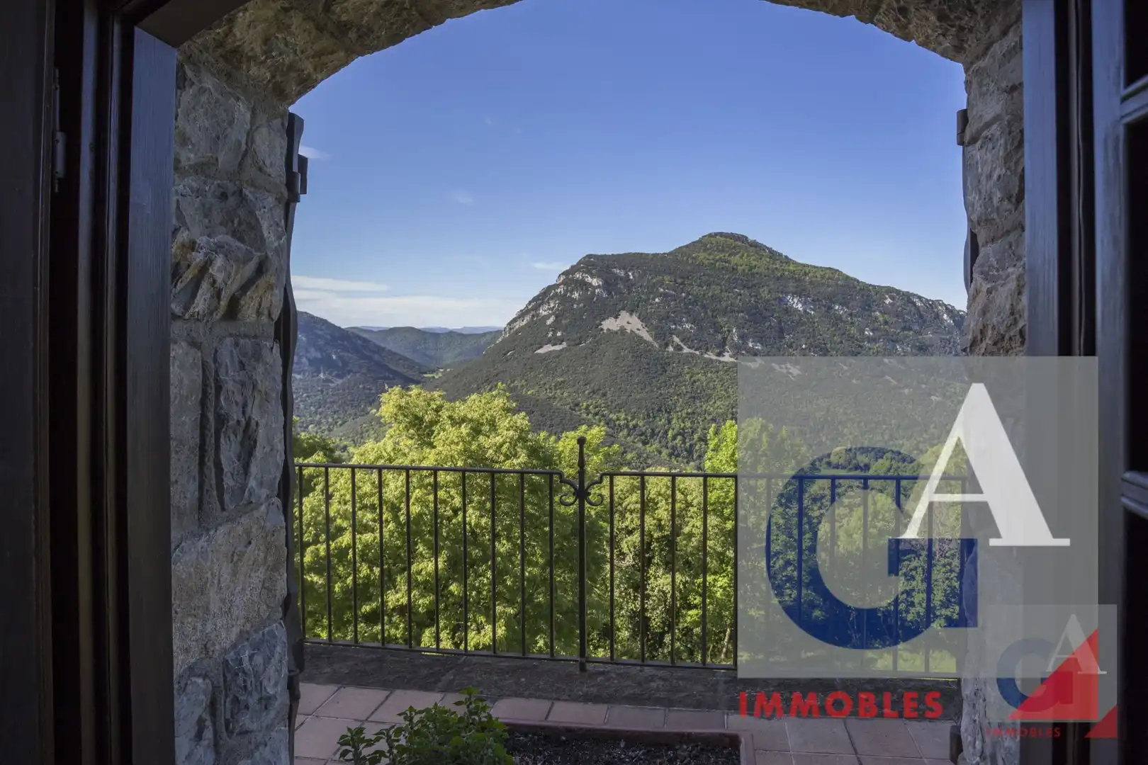 Country homes for sale in Montagut i Oix