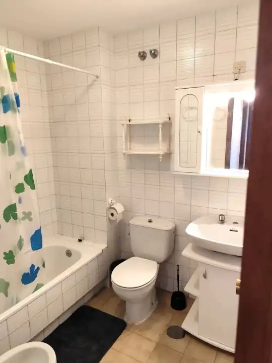 Bathroom of Flat for rent in Santiago de Compostela   with Heating, Furnished and Oven