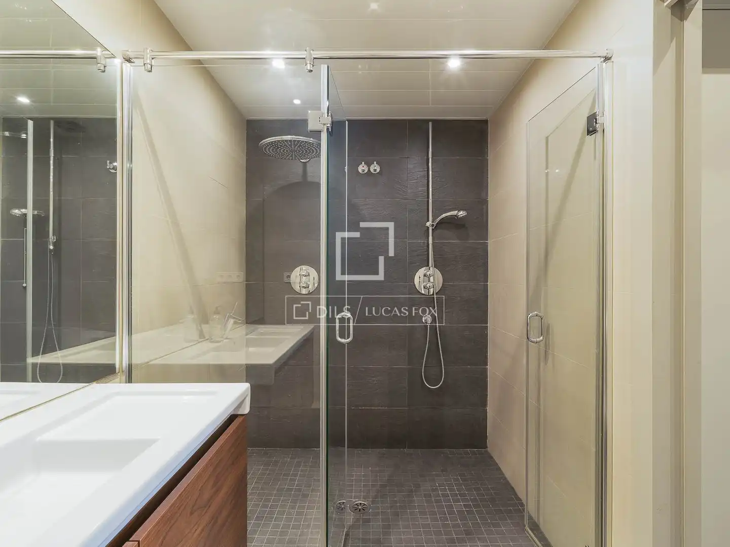 Baño de Piso en venta en Barcelona con Aire acondicionado, Terraza y Amueblado