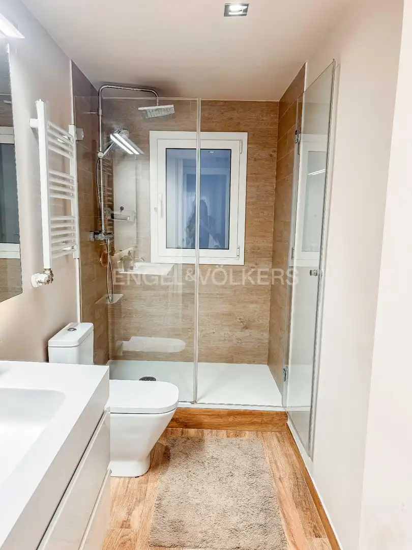Baño de Piso de alquiler en Barcelona con Aire acondicionado, Calefacción y Parquet