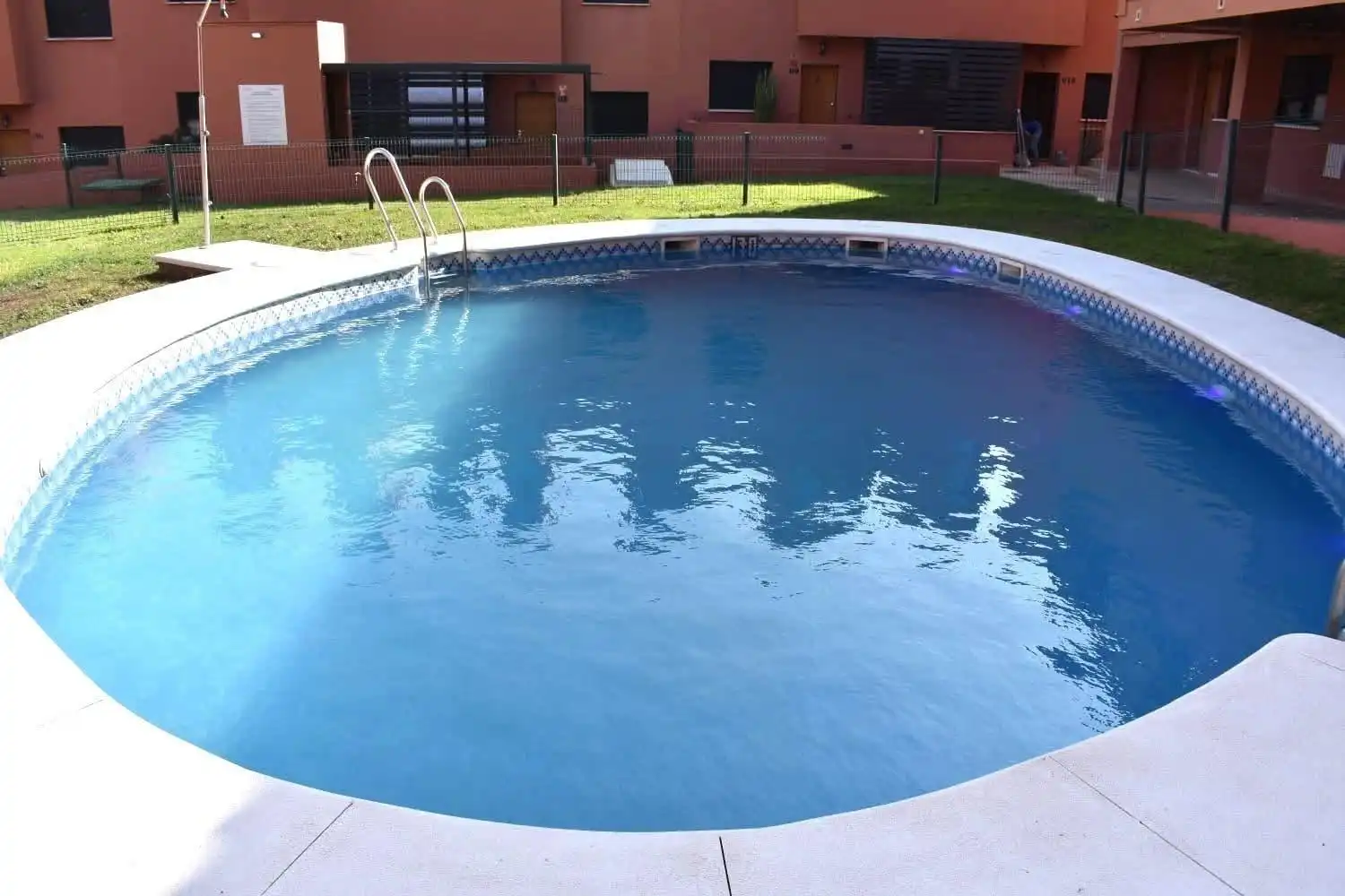 Piscina de Àtic en venda en Guillena amb Aire condicionat, Terrassa i Moblat