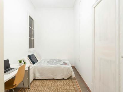 Bedroom of Flat to share in  Barcelona Capital  with Heating, Furnished and Washing machine