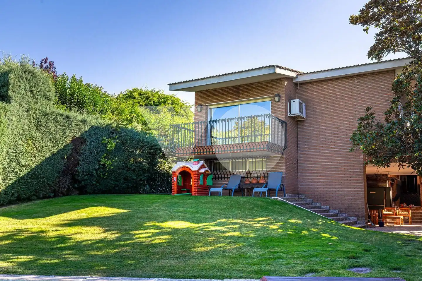 Vista exterior de Casa o xalet en venda en Majadahonda amb Aire condicionat, Calefacció i Jardí privat